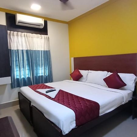 Skyry Hotels Adyar Chennai Esterno foto