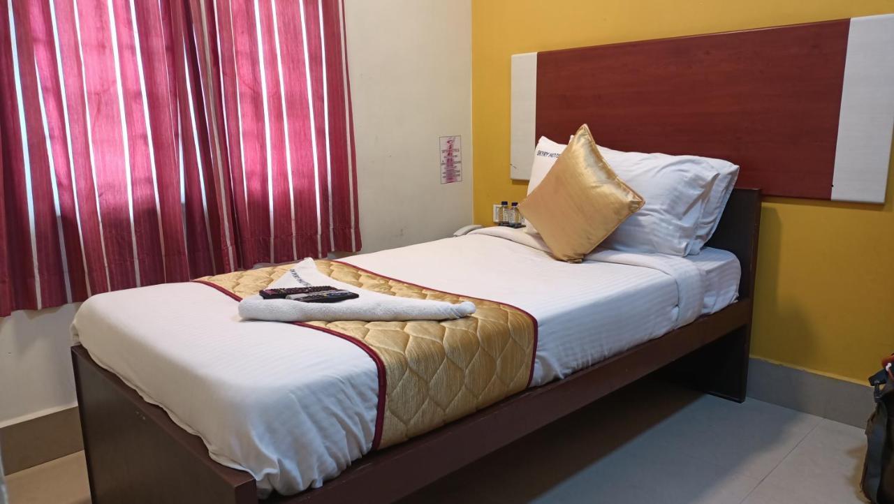 Skyry Hotels Adyar Chennai Esterno foto
