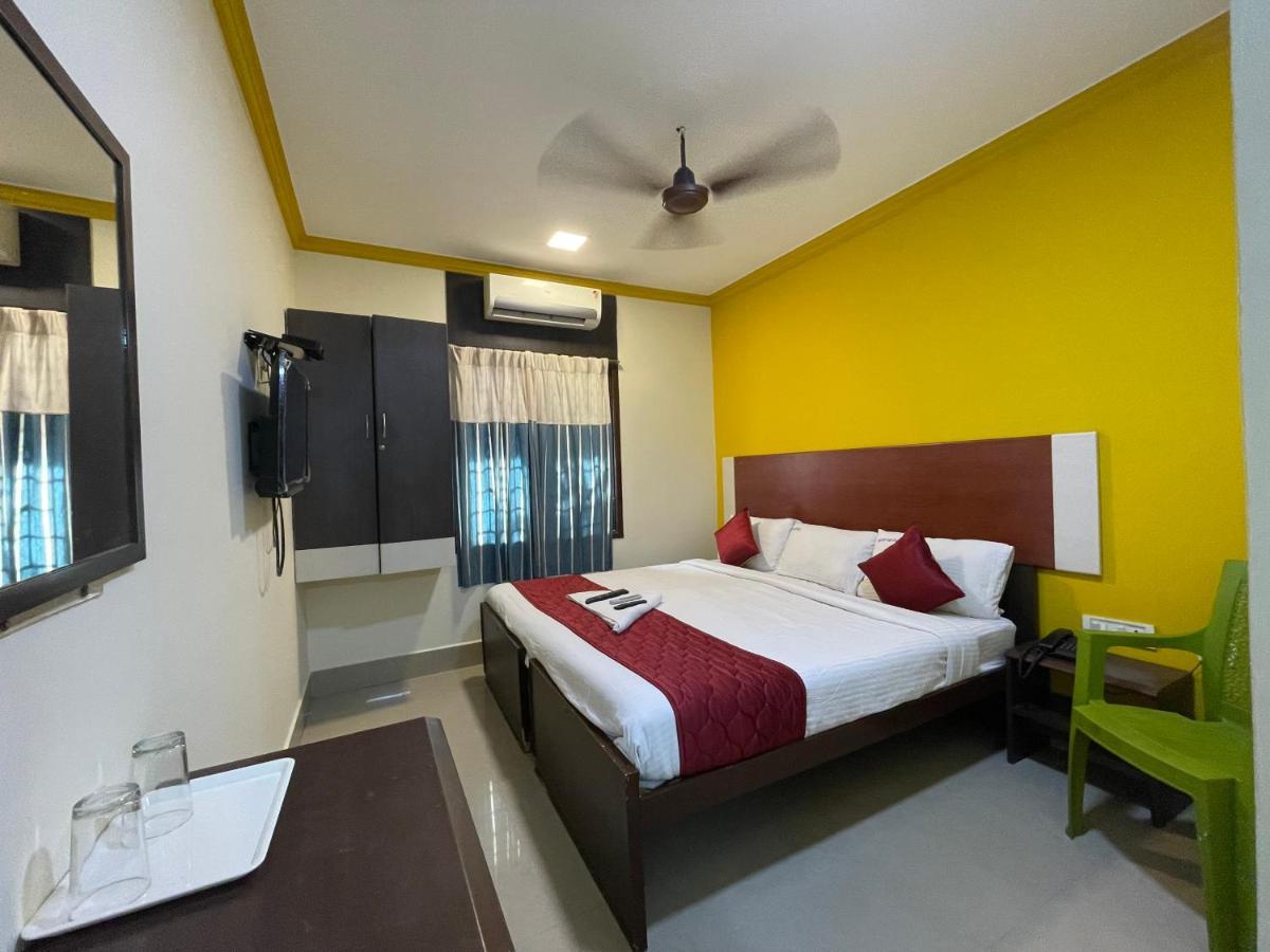 Skyry Hotels Adyar Chennai Esterno foto